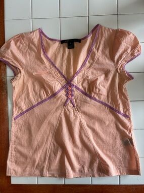 Marc Jacobs Peach Short‑Sleeve V‑Neck Top with Purple Trim